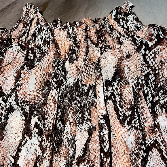 IZI NEW YORK Snake Print Top - Picture 14 of 15